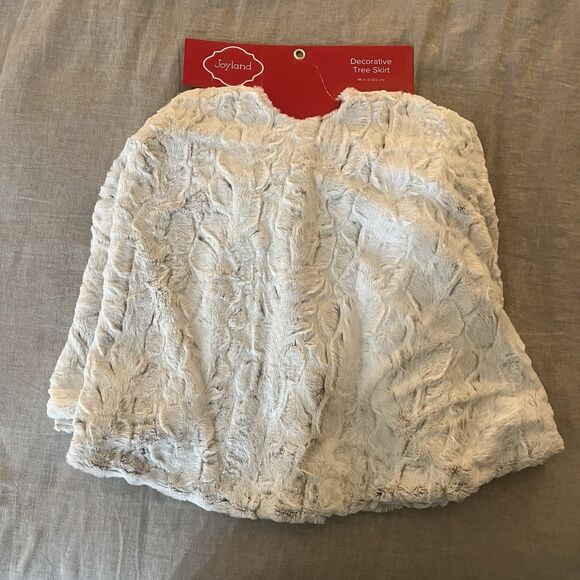 Belk Joyland Christmas Tree Skirt Ivory Into The Woods Faux Fur 48” Diameter - Picture 2 of 9